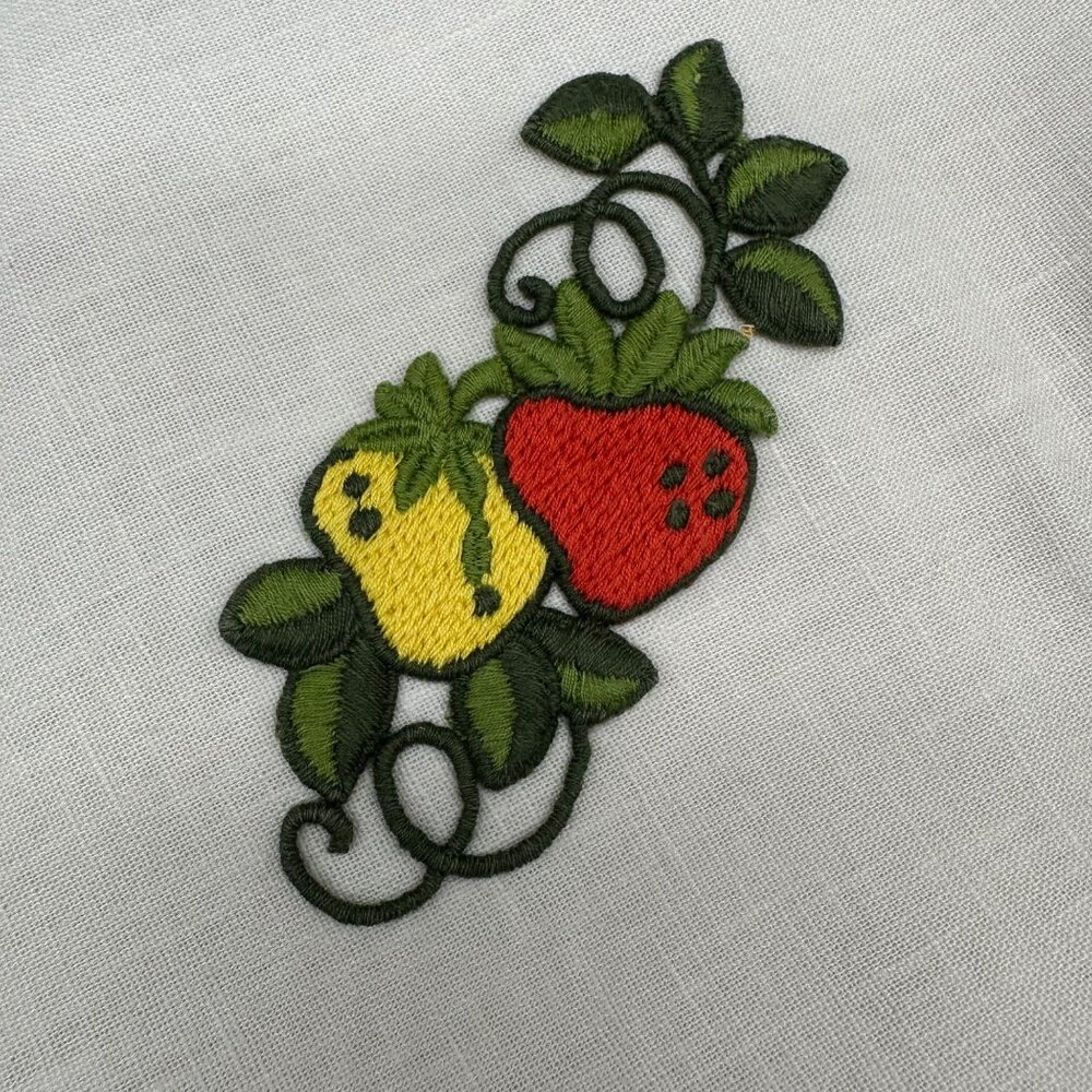 Vintage Oval Tablecloth 1970s Cream Embroidered Strawberry Patches Red Yellow - Picture 4 of 7
